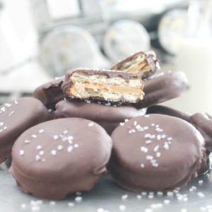 chocolate dipped peanut butter crackers - holiday - dessert - simple