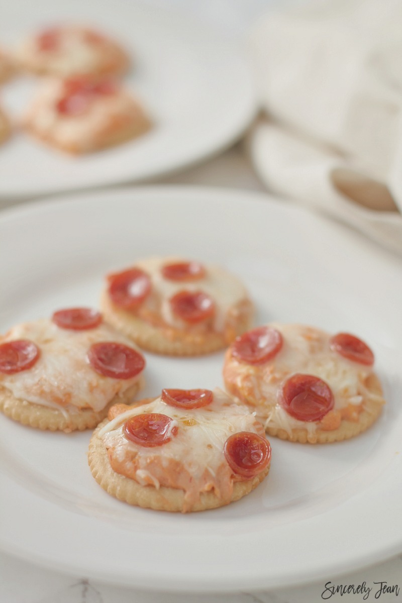 Pizza Cream Cheese Cracker Recipe | www.SincerelyJean.com