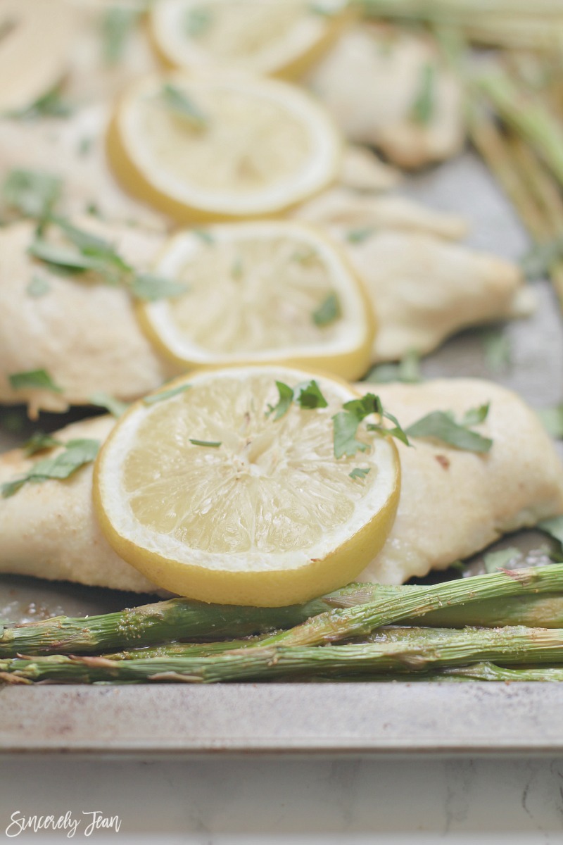 Simple Lemon Chicken and Asparagus - 5 Ingredient Dinner - Easy Dinner - Healthy Dinner Recipe | www.sincerelyjean.com