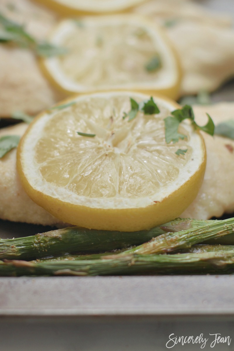 Easy Lemon Chicken and Asparagus - 5 Ingredient Dinner - Easy Dinner - Healthy Dinner Recipe | www.sincerelyjean.com