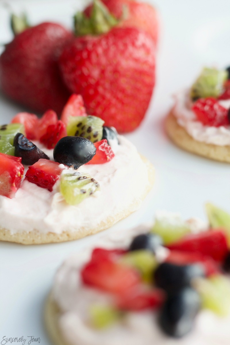 Mini Fruit Pizzas easy, summer, simple, sugar cookie