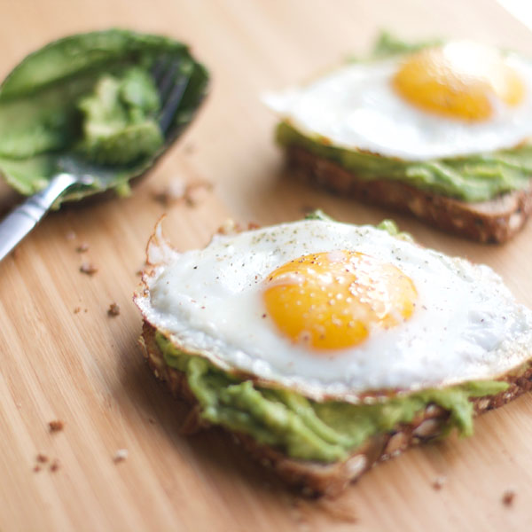 Egg and Avacado Toast - Breakfast, fast, healthy, skinny, fitness, 5 minutes, avocado toast, eggs