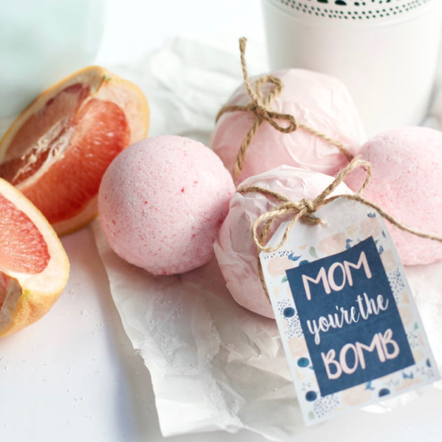 DIY Mothers Day Bath Bombs with Free Printable. Pink grapefruit bath bombs are a easy and quick gift to make.