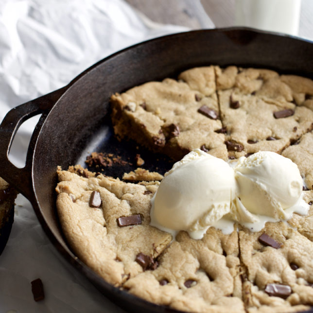 Easy and Delicious Deep Dish Chocolate Chip Cookie Pizookie Skillet Recipe