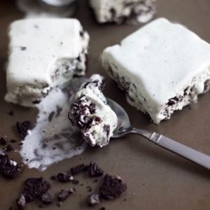 Easy and fast Mint Oreo Ice Cream Cake Chocolate dessert, perfect for birthday cake.