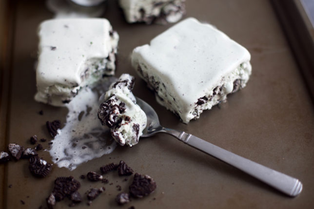 Easy and fast Mint Oreo Ice Cream Cake Chocolate dessert, perfect for birthday cake.